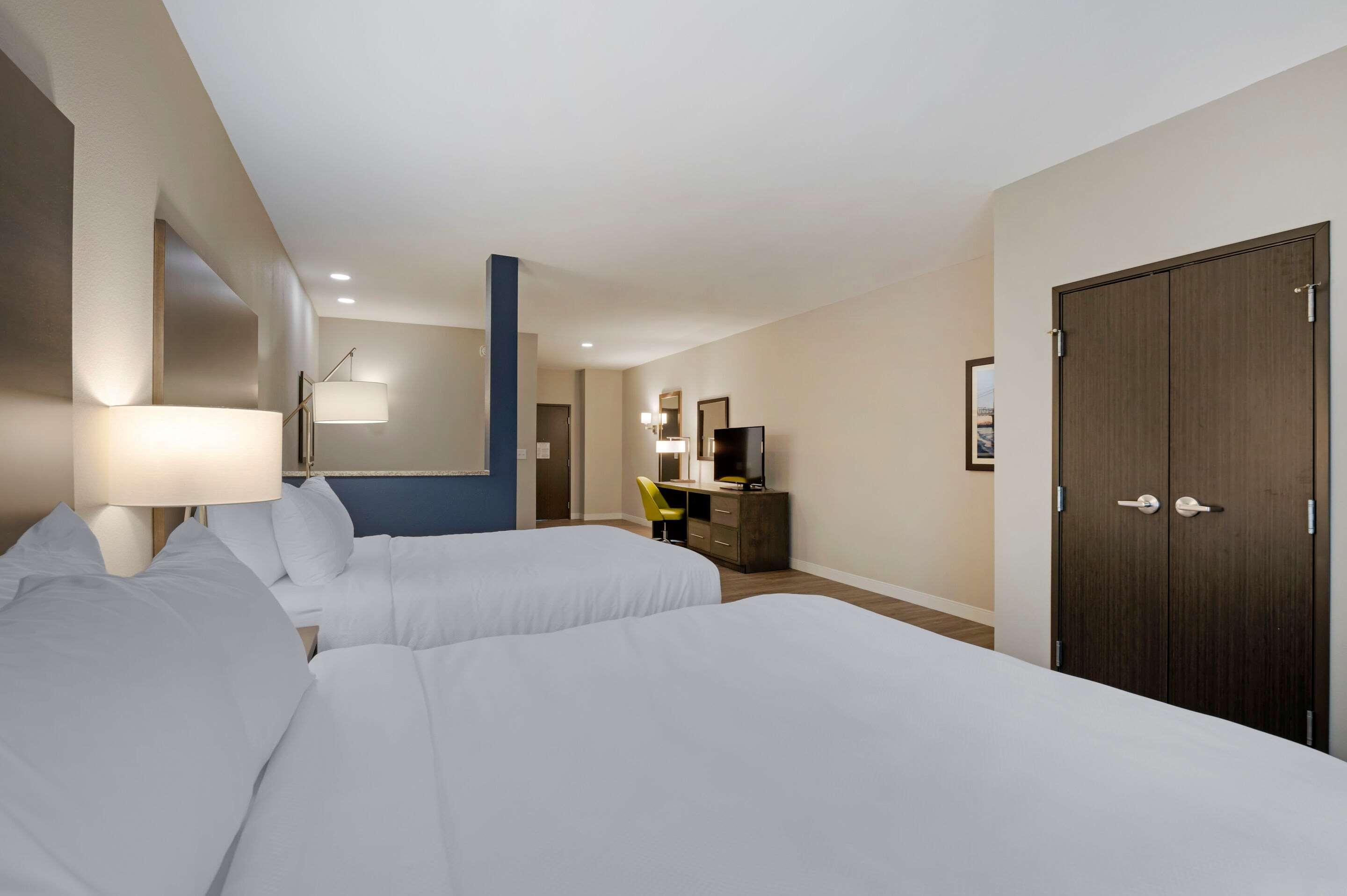 Comfort Suites Cincinnati University - Downtown Exterior photo