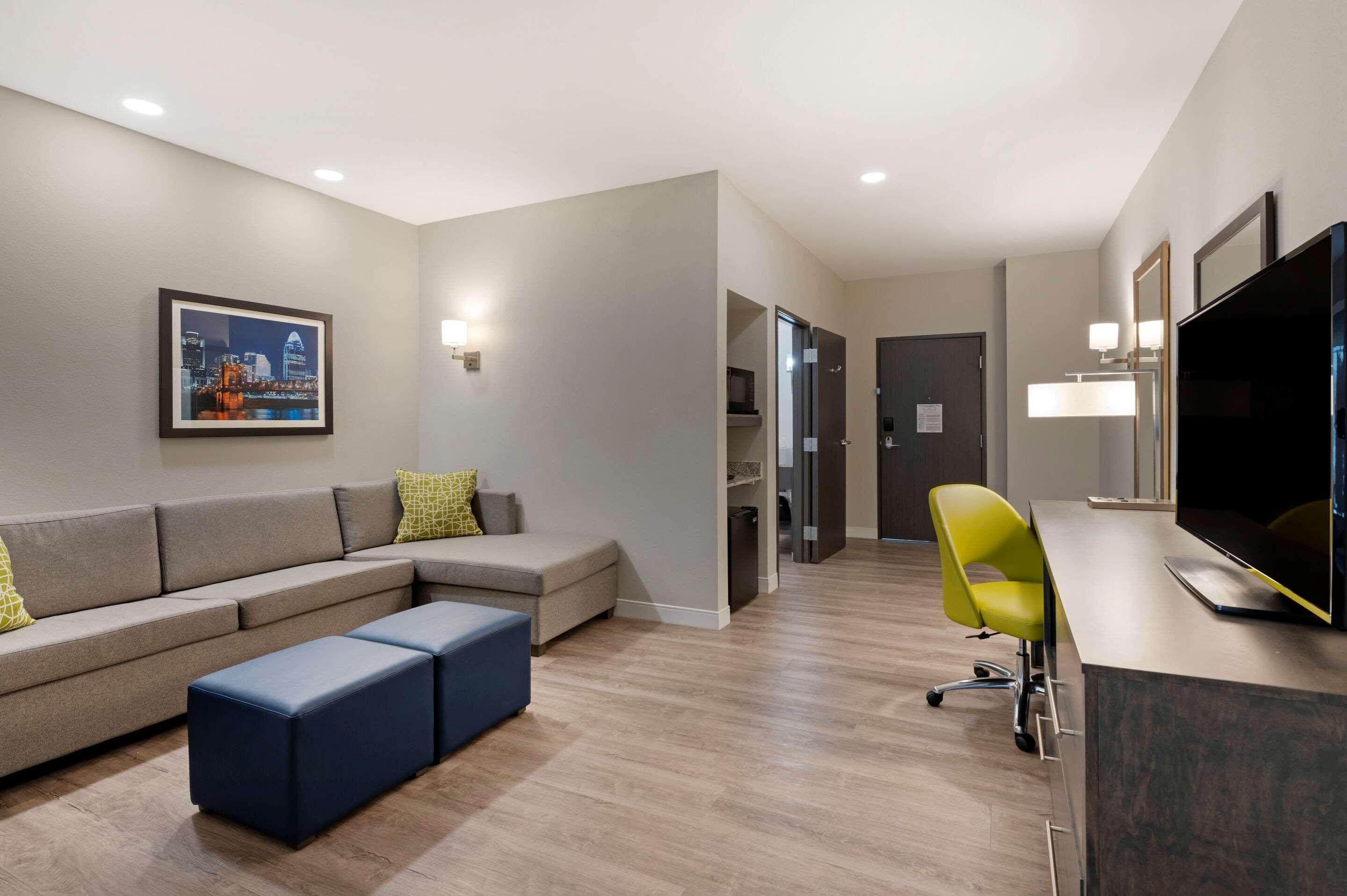 Comfort Suites Cincinnati University - Downtown Exterior photo