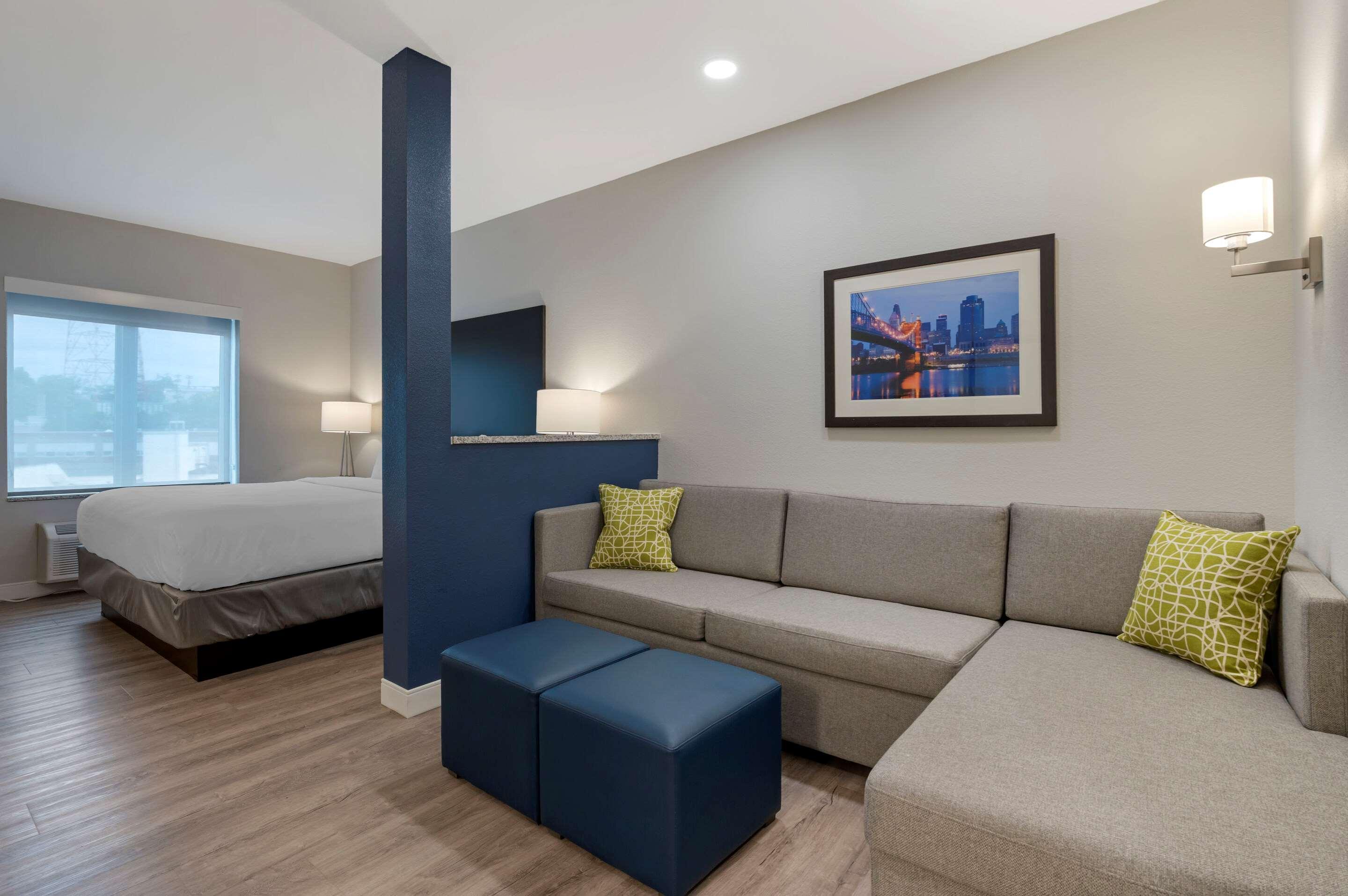 Comfort Suites Cincinnati University - Downtown Exterior photo