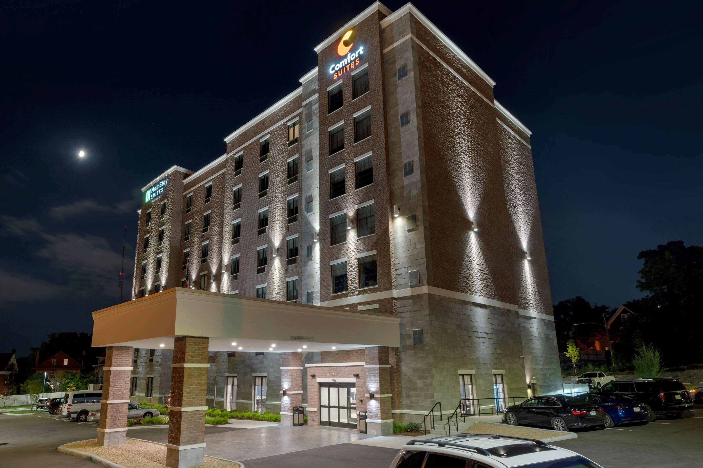 Comfort Suites Cincinnati University - Downtown Exterior photo